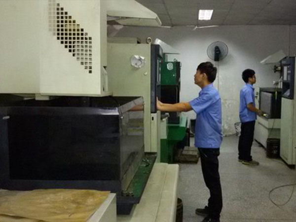 慢走絲線（xiàn）割加工車間